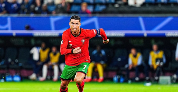 Cristiano Ronaldo läuft auf dem Spielfeld