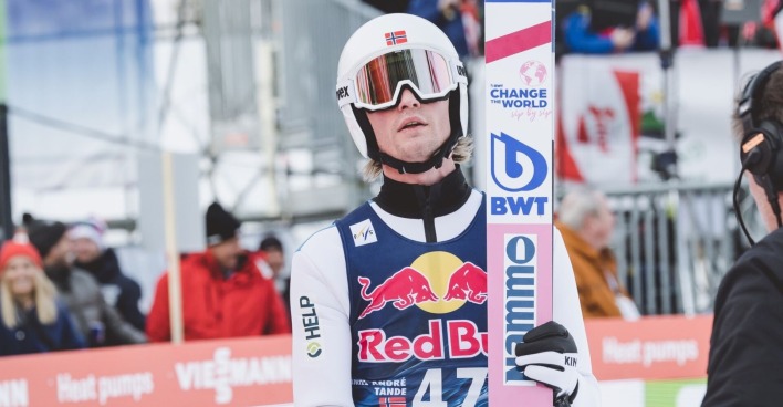 Der norwegische Skispringer Daniel Andre Tande im Auslauf einer Skisprungschanze
