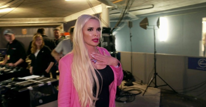 Daniela Katzenberger legt überrascht ihre Hand auf ihre Brust.