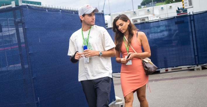 Lili Paul-Roncalli &amp; Dominic Thiem gehen nebeneinander