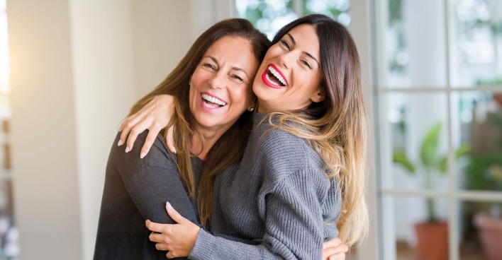 Mutter und Tochter umarmen sich | Credit: iStock.com/AaronAmat