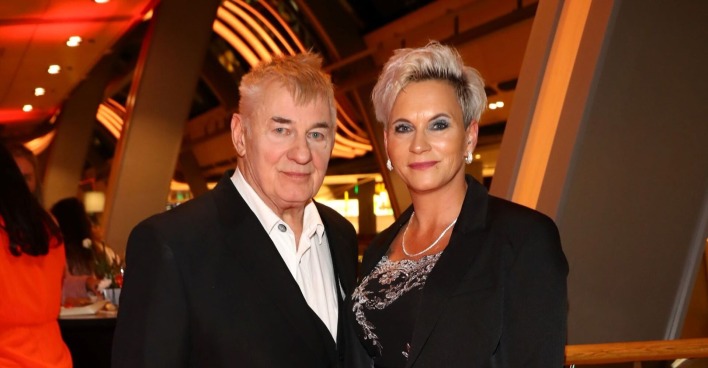 Heinz Hoenig und seine Frau Annika schauen in die Kamera.