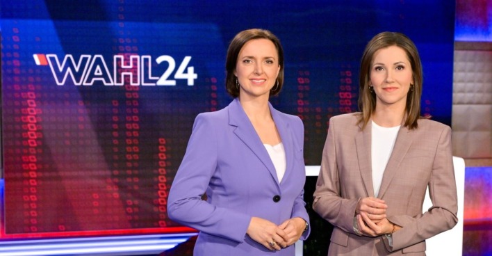 Die Moderatorinnen der TV-Duelle zur Nationalratswahl 2024:Susanne Schnabl und Alexandra Maritza Wachter im Studio.