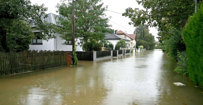 Überschwemmte Straße in Pottenbrunn in St. Pölten.
