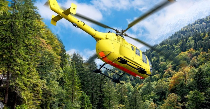 Hubschrauber der Rettung in einem Wald