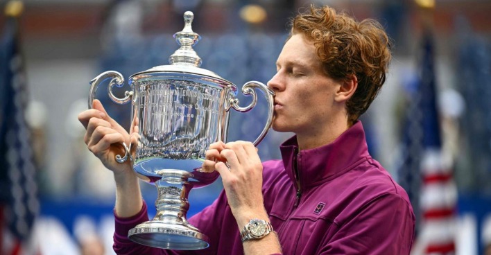 Der südtiroler Tennisspieler Jannik Sinner küsst die Trophäe der US open