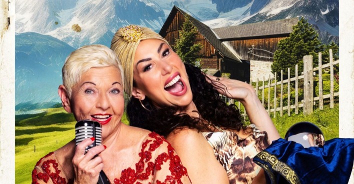 Jazz Gitti und Carmen lachen in die Kamera.