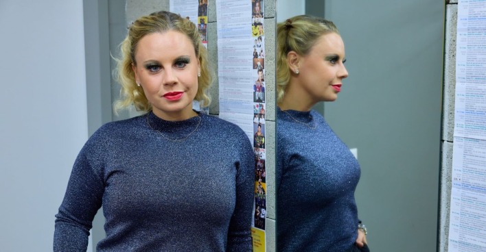 Katharina Straßer steht neben einem Spiegel.