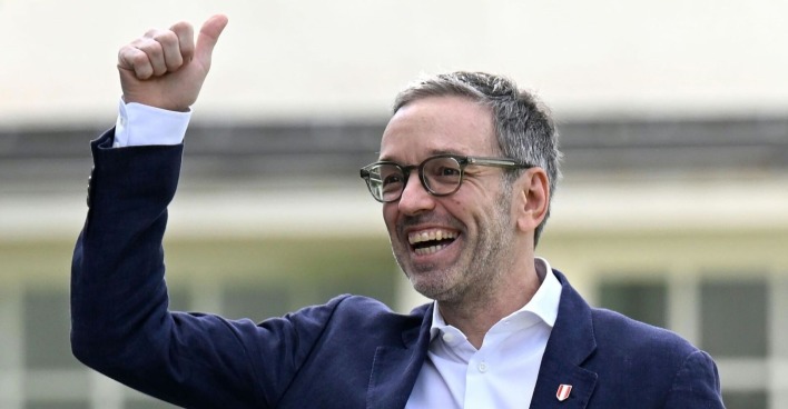 FPÖ-Chef Herbert Kickl lachend mit ausgestrecktem Daumen kurz nach dem Urnengang