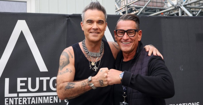 Klaus Leutgeb mit Robbie Williams im Jahr 2022.