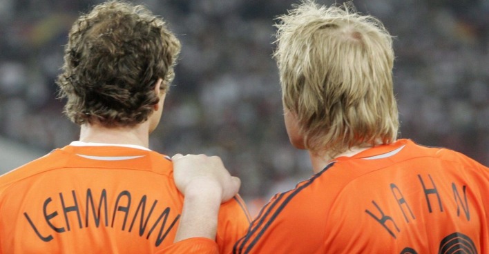 Jens Lehmann und Oliver Kahn von hinten.