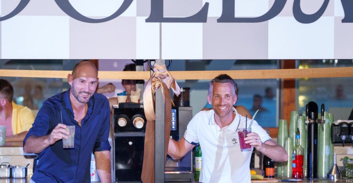 Zwei Männer halten zwei Cocktails in der Hand