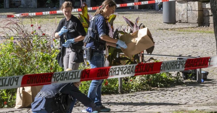 Polizisten ermitteln am Tatort.