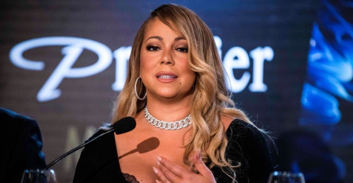Mariah Carey spricht in ein Mikrophon.