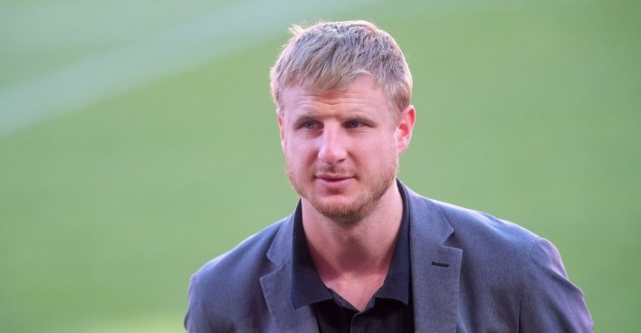 Martin Hinteregger auf Spielfeld im Sakko