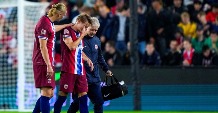 Norwegens Nationalspieler Martin Ödegaard wird nach einer Verletzung abtranspotiert