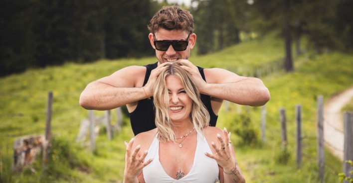 Max Weißenböck greift auf  Selina Hagers Kopf.