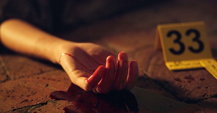 Eine Frauenhand an einem Mordtatort.