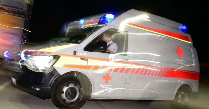 Rettungswagen abends im Einsatz
