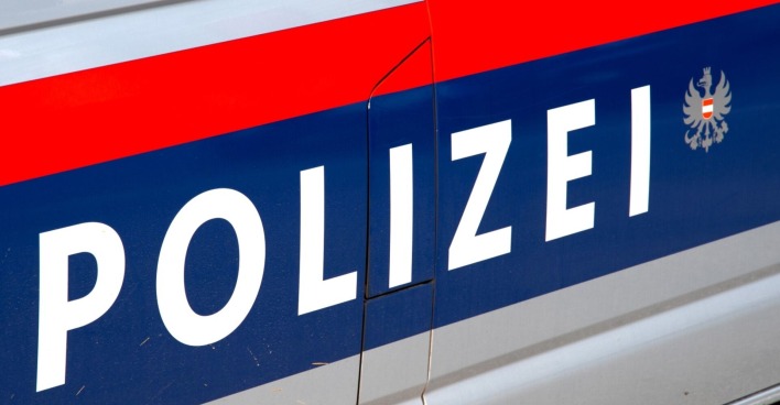 Logo der Polizei auf Einsatzwagen