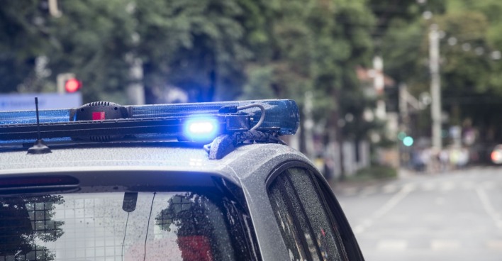 Ein Streifenwagen der Polizei ist mit Blaulicht unterwegs.