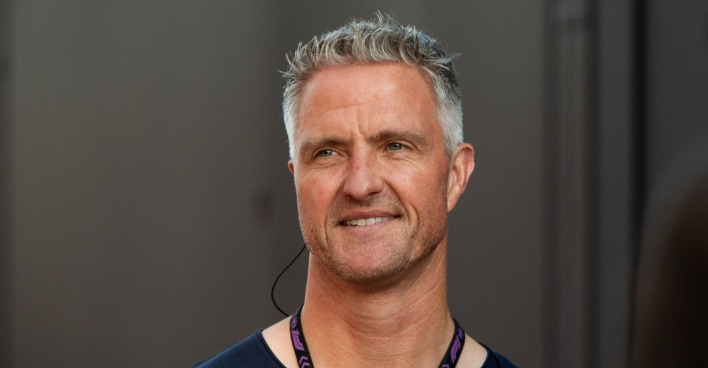Ralf Schumacher lächelt und blickt nach rechts.