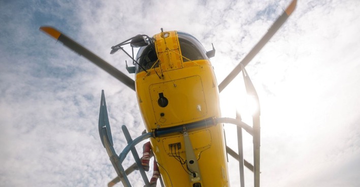 Gelber Rettungshubschrauber bei der Landung