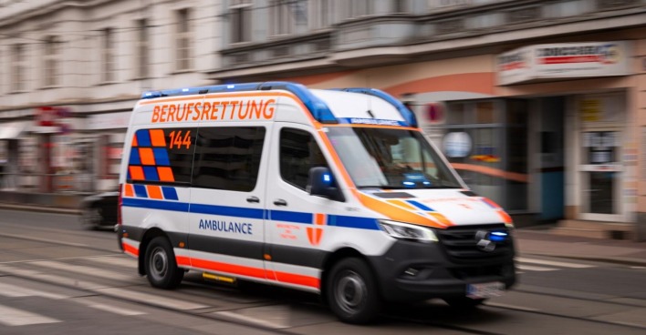 schnell fahrender Rettungswagen