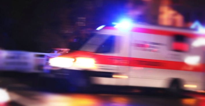 Rettungswagen fährt in der Dunkelheit