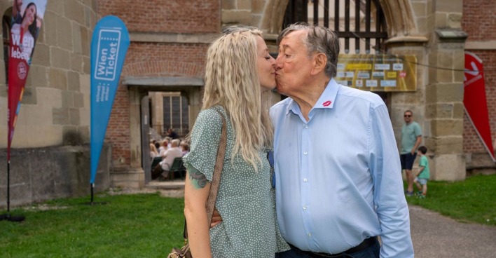 Richard Lugner und seine Ehefrau Simone küssen sich.