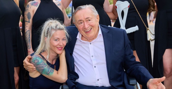 Simone Lugner schmiegt sich an Richard Lugner.