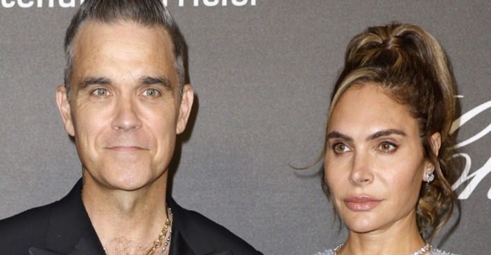 Robbie Williams und seine Frau Ayda Field mit ernstem Gesichtsausdruck.