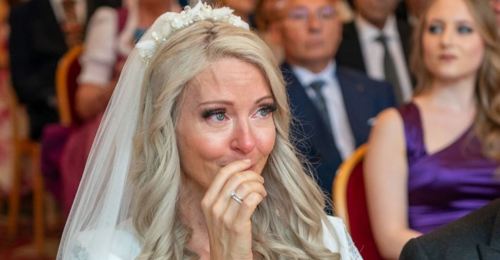Simone Lugner weint im Brautkleid mit Schleier.