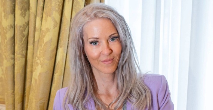Simone Lugner lächelt und blickt in die Kamera.