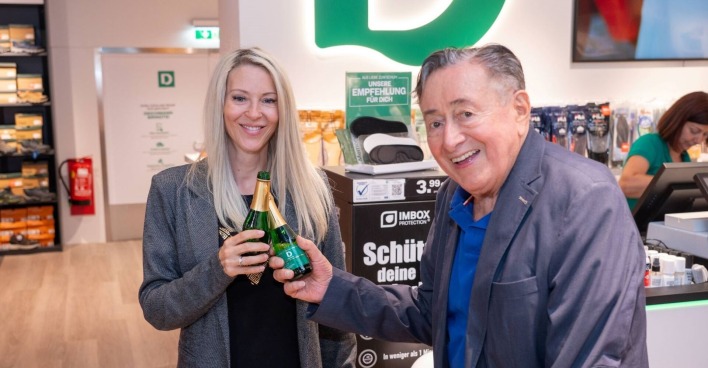 Simone und Richard Lugner stoßen mit Sektflaschen an.