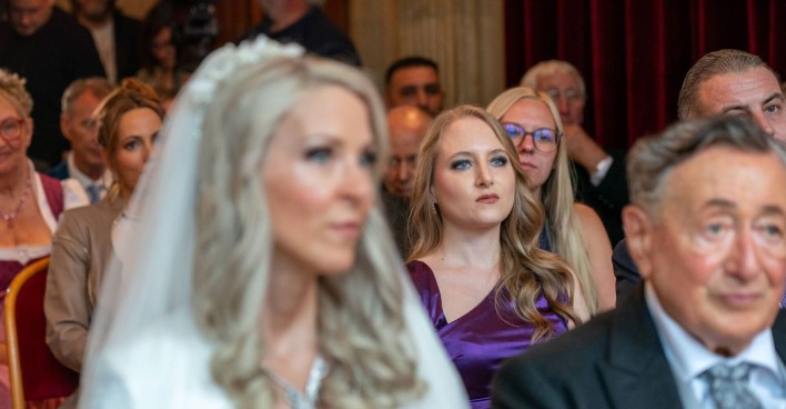 Im Vordergrund Simone und Richard Lugner bei ihrer Hochzeit, Jackie Lugner im Hintergrund bei der Trauung
