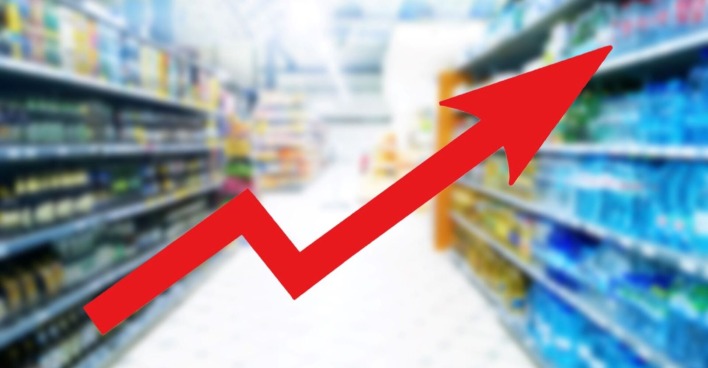 Supermarktgang, darüber ein roter Pfeil nach oben - einkaufen ist teuer geworden.