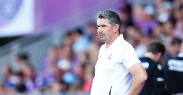 Thomas Darasz, im Lask T-Shirt an der Seitenlinie