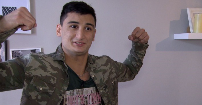 Sayed von ATV-Tinderreisen spannt seinen Bizeps an.