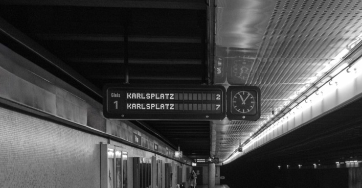U-Bahn Stationsanzeige mit Abbildung Karlsplatz