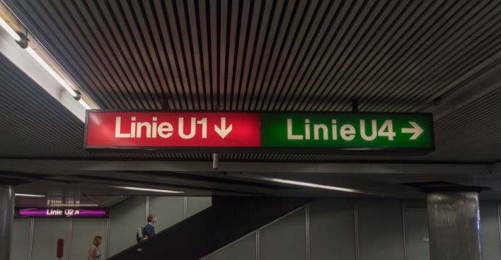 Ubahnstation Karlsplatz, Wegweiser zu den Ubahnen U1, U4 und U2