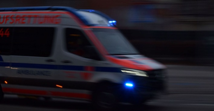 Rettungsauto fährt in der Nacht einen schnellen Blaulichteinsatz