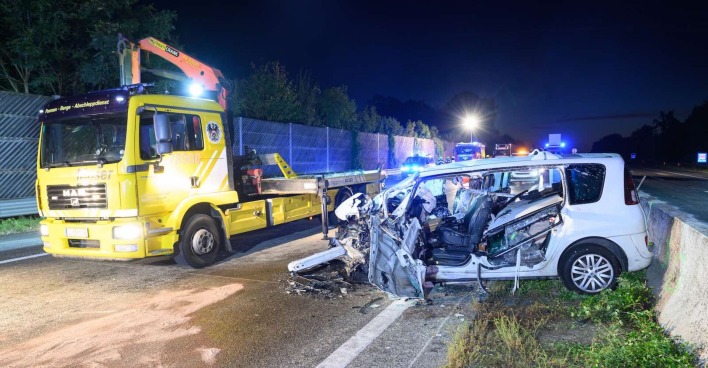 Das zerstörte Auto und Rettungskräfte vor Ort.