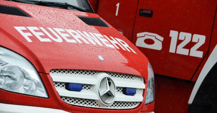 Feuerwehrauto von vorne mit der Rufnummer 122