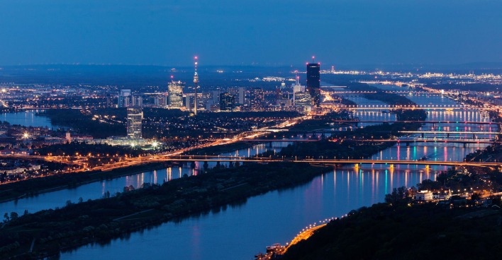Skyline von Wien bei Nacht | Credit: iStock.com/benkrut