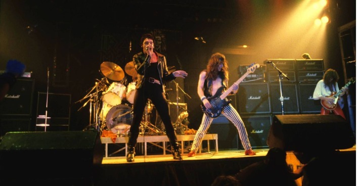 Foto einer Konzertbühne, auf der Paul Di'Anno mit Iron Maiden im Jahre 1980 auftritt