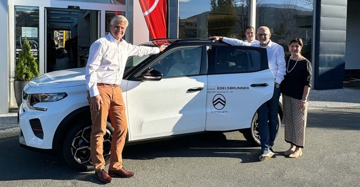 Verkaufsleiter Christian Eibisberger, die beiden Edelsbrunner Geschäftsführer Klaus Edelsbrunner und Renate Zink-Edelsbrunner, Daniel Vogrin (hinten) vor dem brandneuen Citroen
