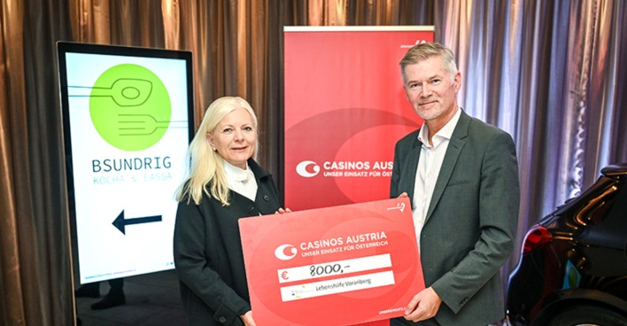 Carina Wilhelmstätter (Casino Marketing), GF-Lebenshilfe Michaela Wagner-Braito und Casino Dir. Bernhard Moosbrugger