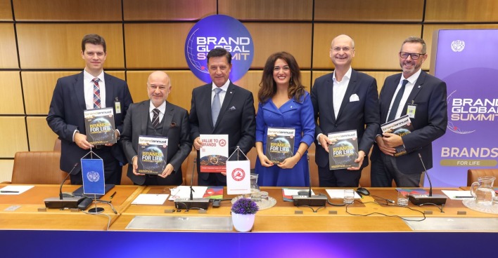 Panel, stehend und Magazine hochhaltend