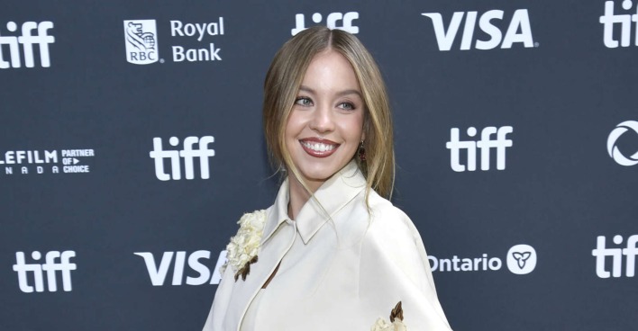 Schauspielerin Sydney Sweeney lächelt